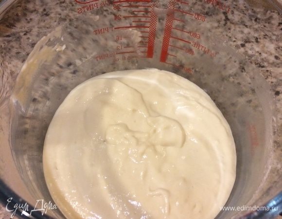 Опара: в теплом молоке развести сахар и дрожжи. Добавить муку, хорошо перемешать, накрыть и оставить в теплом месте на 2–3 часа.