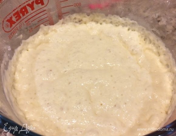 Спустя указанное время опару обмять и поставить в холодильник на 6–8 часов.