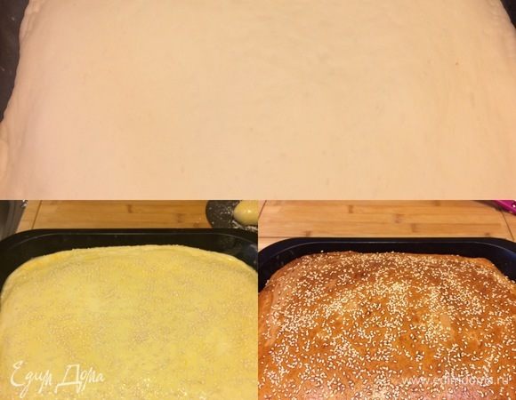 Желток смешать с молоком. Смазать пирог желтком и посыпать кунжутом. Выпекать пирог при 190°C 30–40 минут (ориентируйтесь по своей духовке).