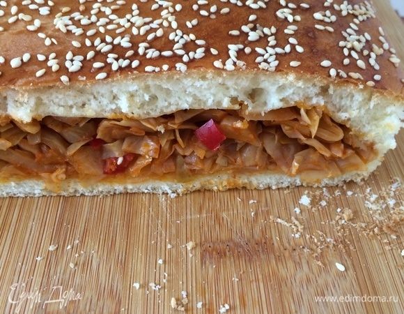 Готовый пирог достать и слегка остудить.