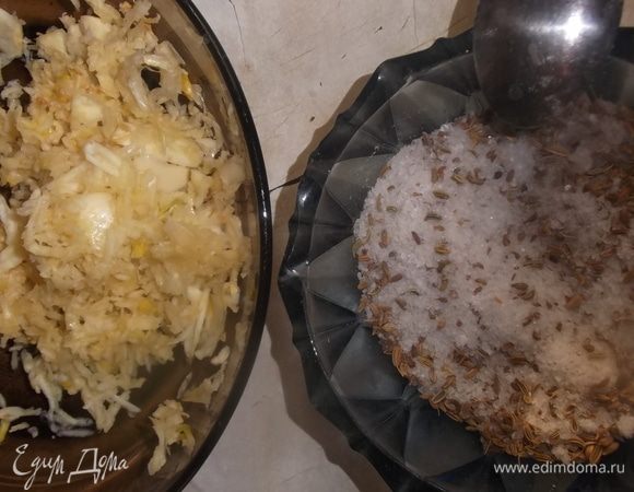 Чеснок натереть. Соль смешать с семенами.