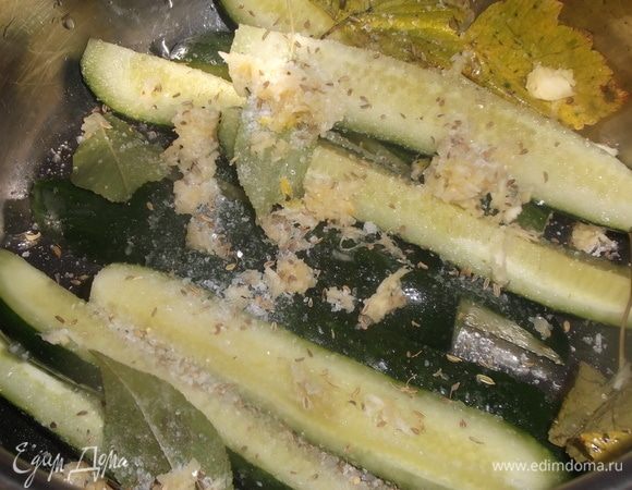 Крупные огурцы нарезать на 4 части, средние — на 2 части. Выкладывать огурцы в кастрюлю, пересыпая специями и перекладывая листами смородины и вишни.