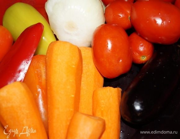 Подготовьте овощи: тщательно вымойте и ополосните под холодной водой, перцы от семян очистите, лук — от шелухи, морковь — от кожуры, баклажаны и помидоры — от плодоножек.