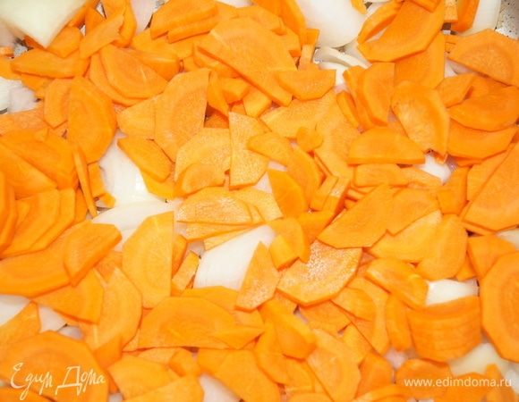 В кастрюлю для варки салата нарежьте средними полукольцами морковь и лук.