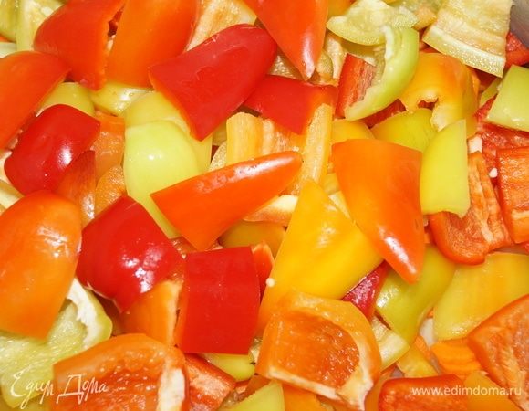 Далее нарежьте сладкий перец и ровным слоем уложите на морковь.