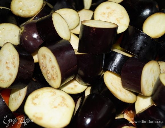 Баклажаны режьте на толстые кольца, и также ровным слоем кладем на перец.