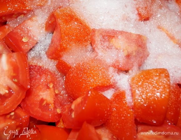 Добавьте соль, сахар, масло, уксус, воду. Накройте крышкой и поставьте на средний огонь до закипания, примерно 20 минут.