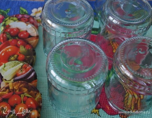 Стерилизованные банки и крышки уже сохнут на чистом полотенце.