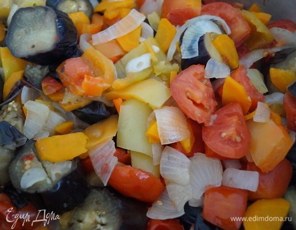 На вашей кухне уже распространяется волшебный аромат, время тушения подошло к концу. Аккуратно перемешайте салат деревянной лопаткой.