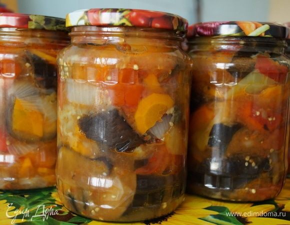 Разложите кипящим по сухим чистым банкам, закройте чистыми сухими крышками. У меня получилось 6 баночек, около 5 литров.