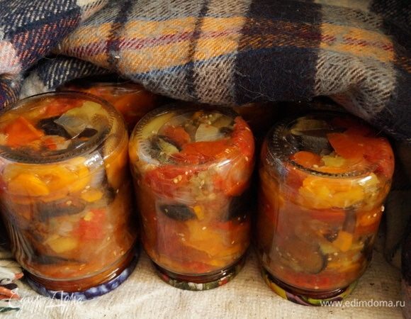 Банки ставьте вверх дном, укутайте теплой ветошью или покрывалами. Оставьте так до полного остывания. Затем уберите их в место для хранения заготовок на зиму или на антресоль в квартире.