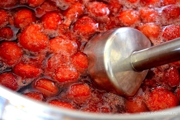 Горячее ароматное варенье уже можно разливать по баночкам и закатывать. Чтобы получился вкусный джем, ягоду взбиваю погружным блендером. Нам нравятся кусочки ягод, поэтому до конца не пробиваю.