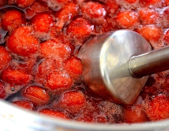 Горячее ароматное варенье уже можно разливать по баночкам и закатывать. Чтобы получился вкусный джем, ягоду взбиваю погружным блендером. Нам нравятся кусочки ягод, поэтому до конца не пробиваю.