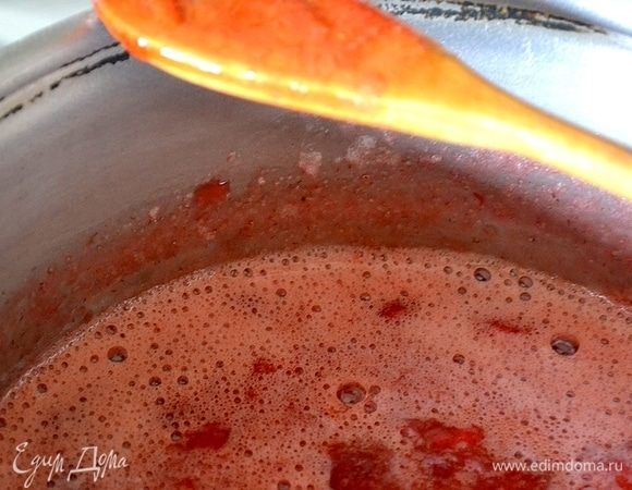 Сразу же довожу готовый джем до кипения и разливаю по горячим стерильным банкам, закатываю. Из 1 кг ягод получается 2–3 баночки по 0,5 литра (от сочности ягод объем колеблется).