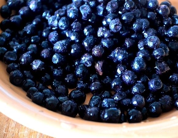 Чернику промываем и обсушиваем.