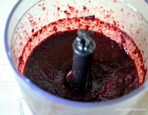 Пробиваем ее в блендере.