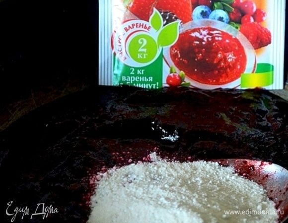 Выливаем содержимое чаши в толстостенную сковороду, высыпаем содержимое упаковки с пектином. Доводим до кипения, кладем сахар, снова доводим до кипения, варим буквально минутку. Если вы любите очень густой джем, как мармелад (наш случай!), добавьте вместе с сахаром 1 ст. л. лимонного сока.