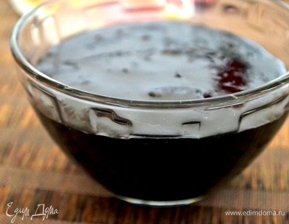 Из этого количества продуктов получаем примерно 1 стакан джема. Для хранения горячим джем кладу в горячие стерильные банки и закатываю. Банки стоят в кладовке.