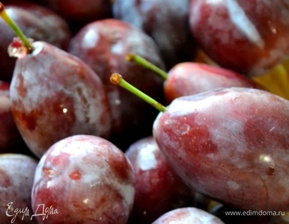 Для этого варенья нужна слива сорта «Венгерка», чернослив. Сливу перебираем, моем, удаляем косточки. Засыпаем сахаром, заливаем водой. Варим до закипания, удаляем пенку, кладем корицу и имбирь, варим примерно 40 минут на малом огне до загустения. Варенье нужно помешивать. Проверяем на блюдце каплей — не растекается, значит, варенье готово.