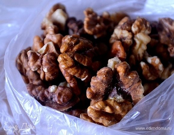 Грецкие орехи обжариваем и измельчаем любым удобным способом. Кладем в варенье орехи и доводим до кипения.