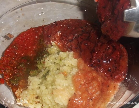 Все ингредиенты моем. Из сливы удаляем косточки. Пропускаем все через мясорубку. Перемешиваем.