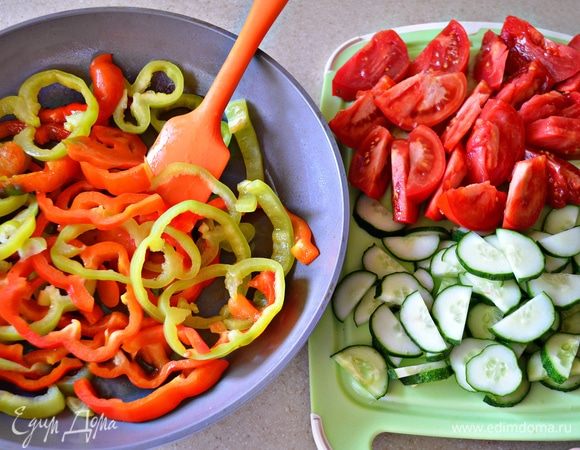 Болгарский перец нарежьте кольцами, слегка обжарьте на оливковом масле, добавьте нарезанные ломтиками помидоры и огурцы. По вкусу посолите и приправьте перцем и потушите еще 5 мин.