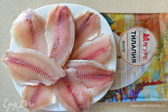 Филе рыбы заранее разморозьте на нижней полке холодильника. Нарежьте кусочками шириной 3–5 см, по вкусу посолите, приправьте перцем и сбрызните соком лимона.