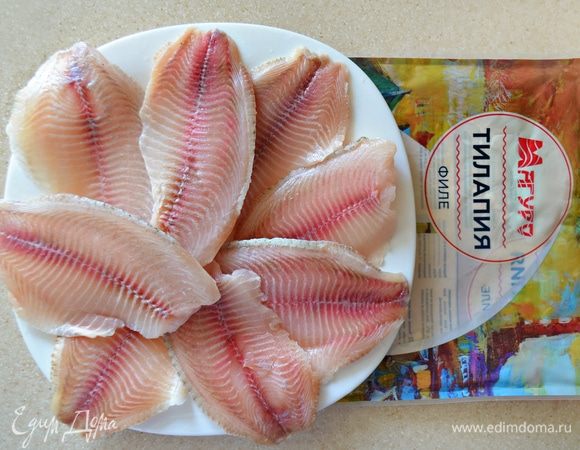 Филе рыбы заранее разморозьте на нижней полке холодильника. Нарежьте кусочками шириной 3–5 см, по вкусу посолите, приправьте перцем и сбрызните соком лимона.