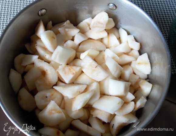 Очистить груши от сердцевины и кожуры. Нарезать на кусочки.