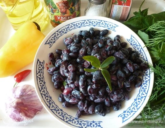 Подготовить продукты для соуса из жимолости. Ягоды перебрать, аккуратно помыть, откинуть на дуршлаг, чтобы стекла вода. Зелень сполоснуть и обсушить. Чеснок и перцы почистить.