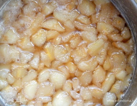 Влить воду, лимонную кислоту и добавить сахар. Варить на среднем огне до полного размягчения груши.