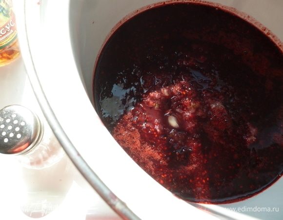 Измельчить блендером или в мясорубке ягоды, перцы (сладкий и острый) и чеснок. Поместить массу в удобную кастрюлю, влить яблочный уксус, томатный соус. Хорошо перемешать.