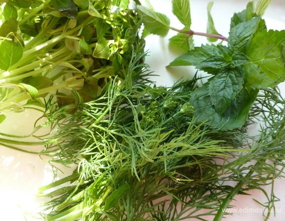 С зелени оборвать листики и мелко нарезать их. В ингредиентах я указала виды зелени в веточках, но, по сути, нужен пучок любимой ароматной зелени.