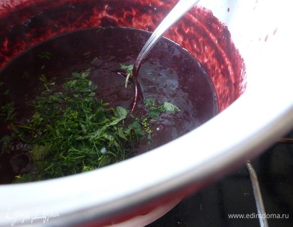 В будущий соус положить нарезанную зелень, посолить по вкусу, влить растительное масло и добавить сахар по вкусу. Варить еще 20 минут на медленном огне.