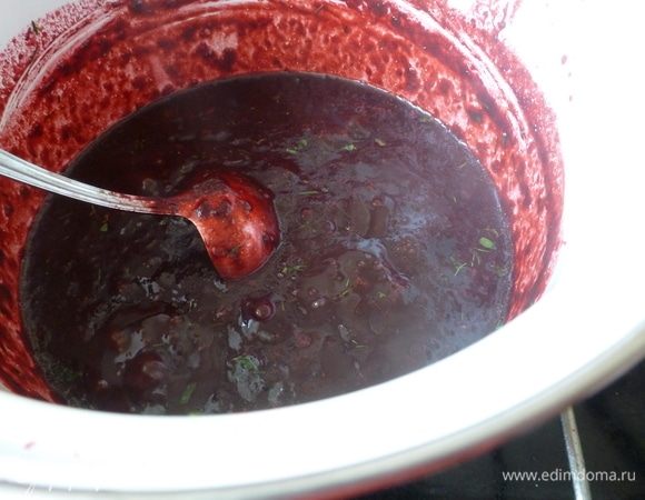 Я кладу 1 десертную ложку соли и 4 стол. л. сахара или побольше, моей семье нравятся сладковатые соусы. Немаловажную роль играет спелость и сорт ягод. Поэтому все на ваш вкус.