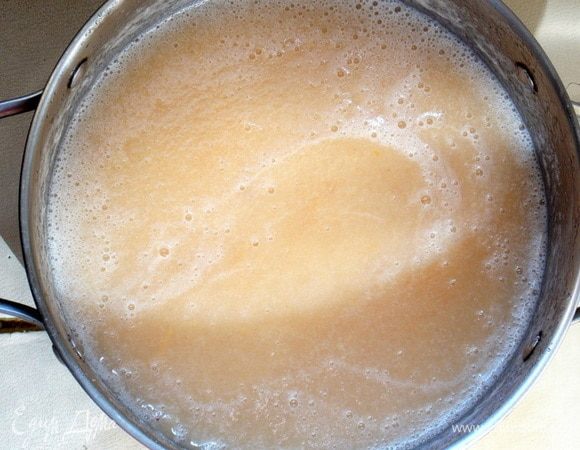 Снять с огня и при помощи блендера сделать пюре. Снова поставить на огонь и довести до кипения. Снять.