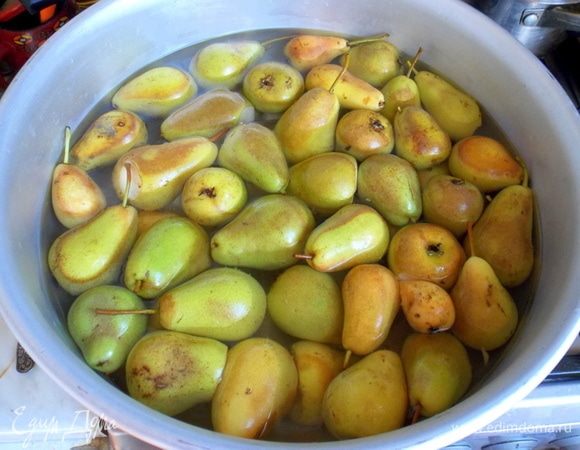 Целые, без признаков порчи груши вымыть и наколоть, чтобы они не полопались во время приготовления. Положить в кипящий сироп, довести до кипения и сразу отключить огонь. Накройте крышкой и оставьте до полного остывания. Снова доведите до кипения, снимите с огня и снова оставьте до остывания под крышкой.