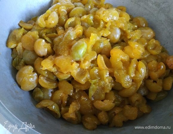 Сливы моем, чистим от косточки. Наливаем 50 мл воды и варим примерно 30 минут до мягкости. У меня 3 кг сливы без косточки.