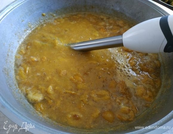 Слива стала мягкой, пробиваем ее блендером.