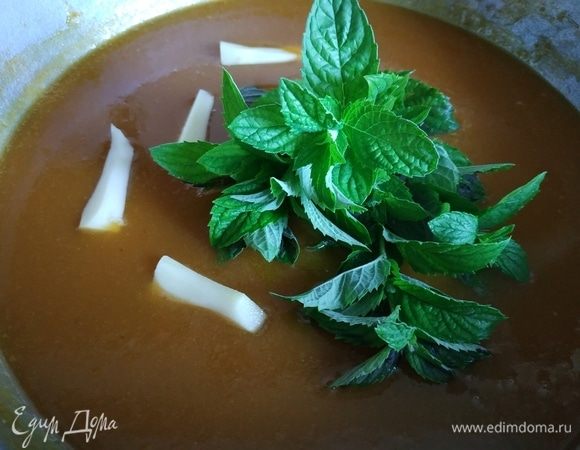 Пюре уварилось, добавляем пучок свежей мяты и нарезанный корень имбиря. Провариваем все вместе в течение 15 минут. Даем пюре остыть. Мяту и имбирь убираем.