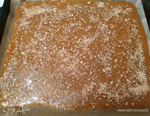 Пергамент смазываем растительным маслом без запаха. Сливовое пюре наносим слоем примерно 0,5–0,3 см, сверху посыпаем арахисом. Ставим листы сушиться в духовку при температуре 100°C на 3 часа примерно. Из этого количества пюре у меня получилось 6 листов пастилы. Можно регулировать жесткость пастилы — чем она дольше сушится, тем жестче получается. Если пастилу убрать из духовки, когда она не сильно подсохла, она будет мягкой. Надо подождать, когда она немного остынет на листе, и тогда мягкая пастила легко свернется.