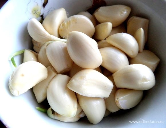 Подготовить чеснок, очистить.