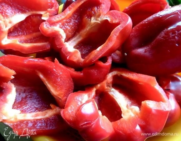 Перцы разделить пополам, очистить от семян.