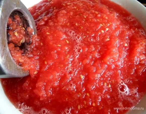 Перекрутить томаты.