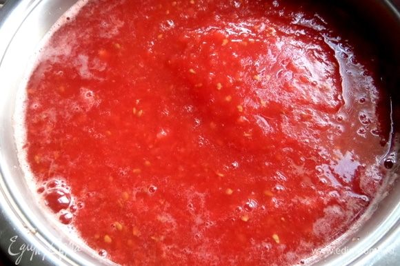 Вначале ставим увариться одни томаты.