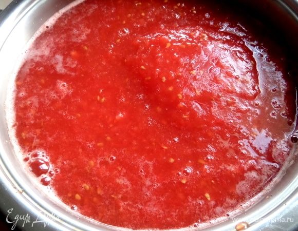 Вначале ставим увариться одни томаты.