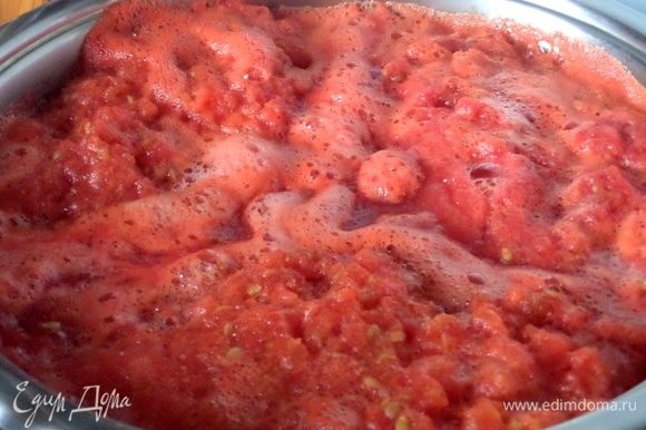 Через 40 минут перенести к томатам перцы и чеснок.