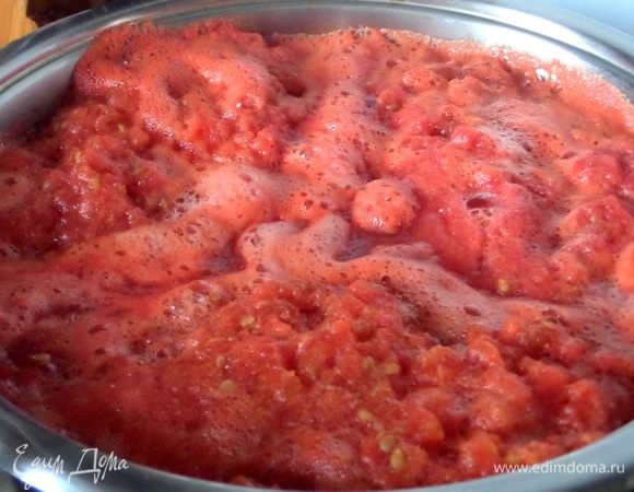 Через 40 минут перенести к томатам перцы и чеснок.