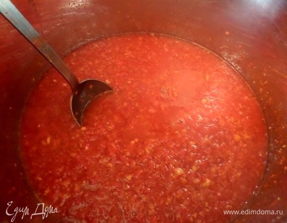 Мне пришлось переложить состав в огромную кастрюлю с толстым дном. Варим минут 30 снова после закипания.