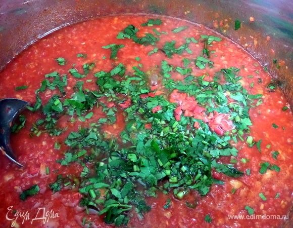 Всыпать рубленую петрушку и перчик чили по вкусу. Можно 3–4 шт.